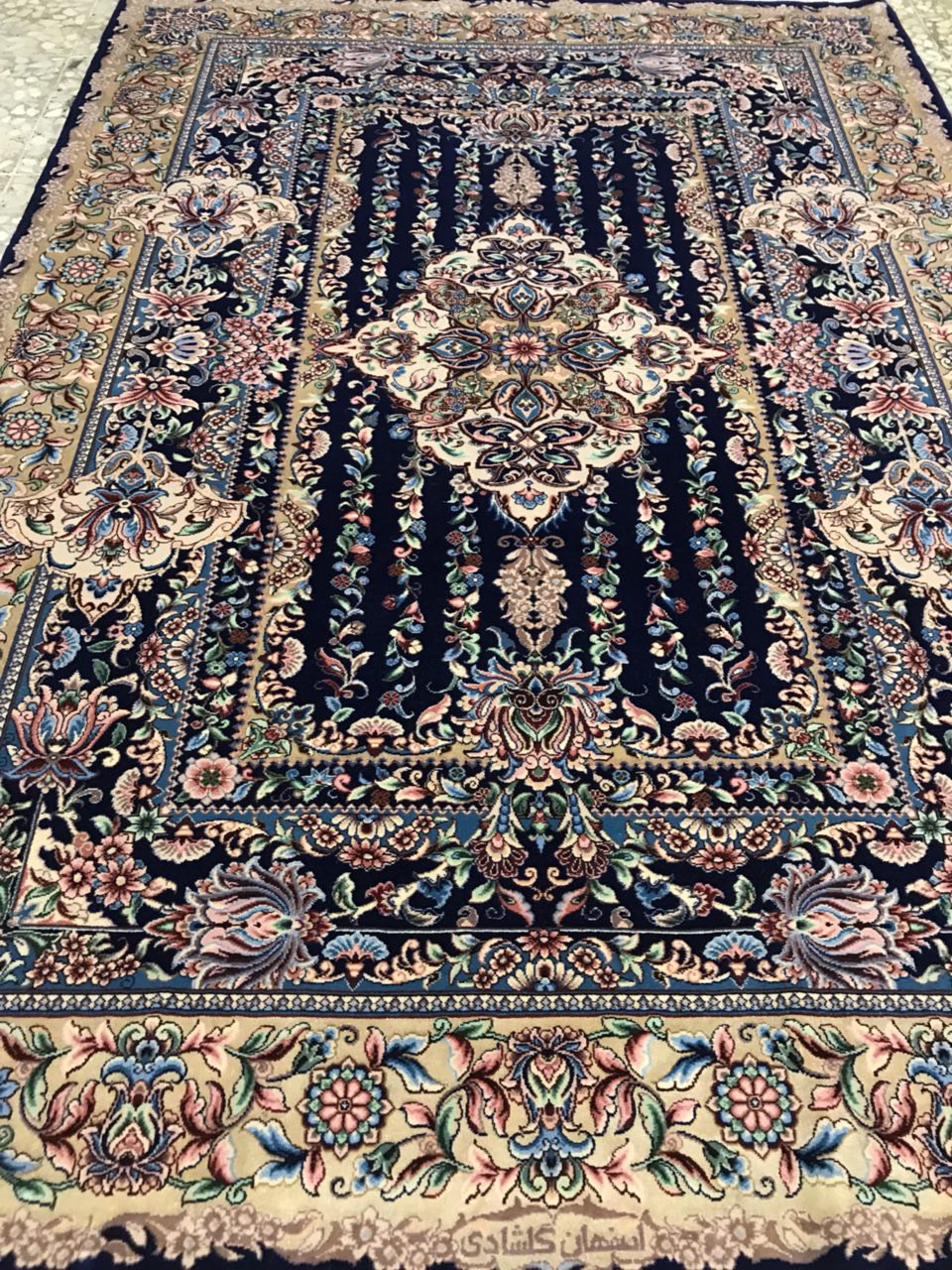 Isfahan Rug 5.6 x 3.9 ft 167 x 114 cm