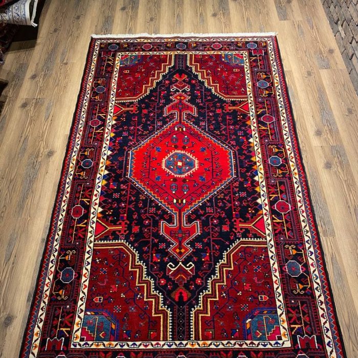Persian Handmade Wool Rug   4.9 X 8.1 ft (245 X 145 cm)